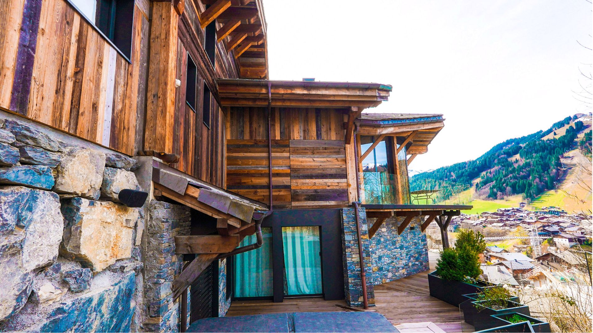 Chalet Montage Geneve entreprise construction - Façade vers Jaccuzzy